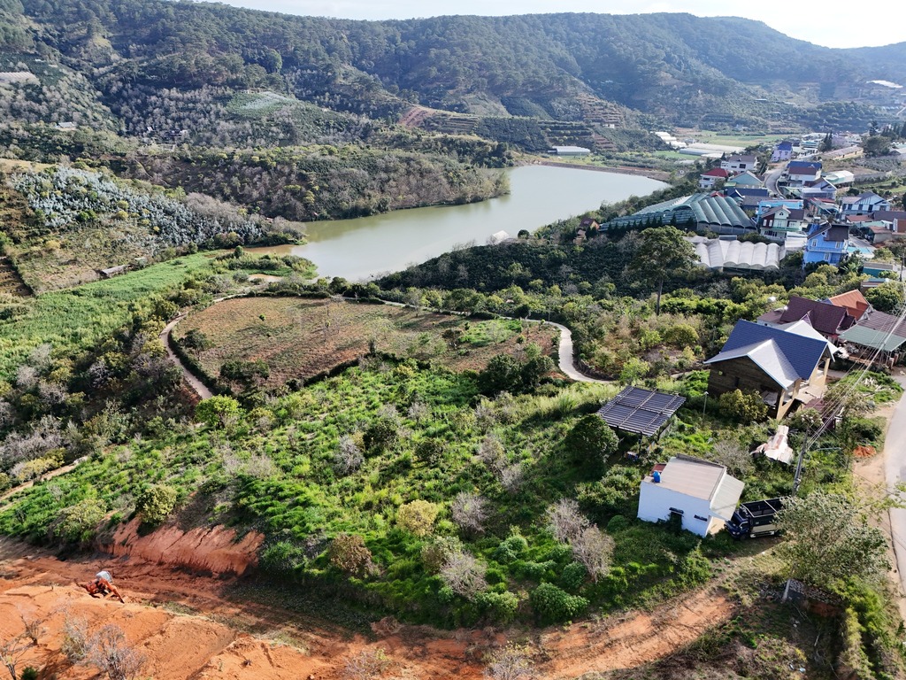 Bán khu Đất 9000m2 hợp làm homestay, biệt thự vườn - 3 Mặt Tiền, View Hồ, rừng Thông, Điện Gió